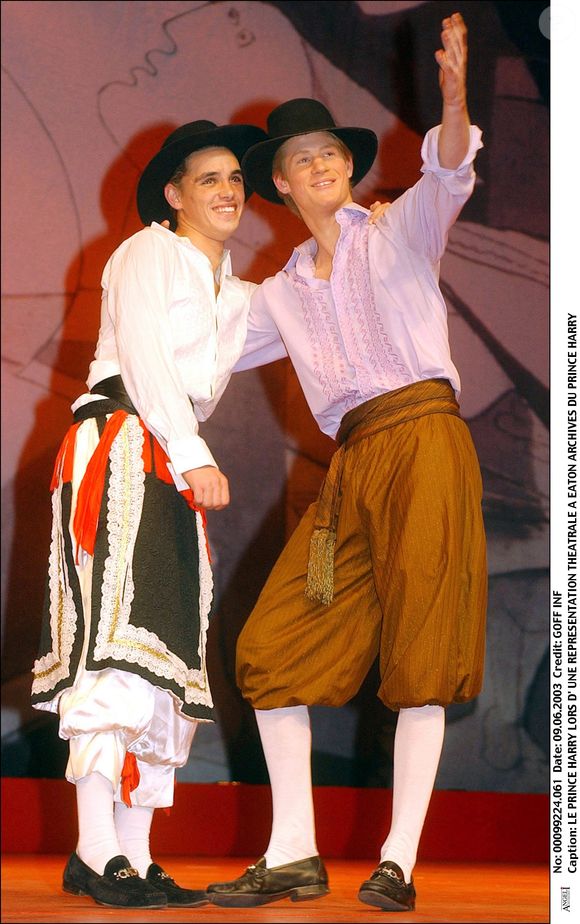 Le prince Harry, fils cadet du prince de Galles, dans le rôle de Conrade dans une scène de bal masqué d'une production d'Eton College de "Much Ado about Nothing" (Beaucoup de bruit pour rien). Cette photo fait partie d'une série publiée avant que le prince ne termine ses études à Eton. 09/06/2003 GOFF INF / BESTIMAGE