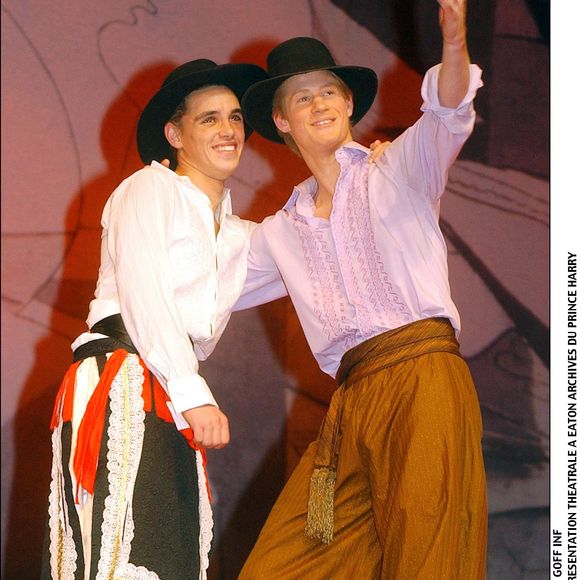 Le prince Harry, fils cadet du prince de Galles, dans le rôle de Conrade dans une scène de bal masqué d'une production d'Eton College de "Much Ado about Nothing" (Beaucoup de bruit pour rien). Cette photo fait partie d'une série publiée avant que le prince ne termine ses études à Eton. 09/06/2003 GOFF INF / BESTIMAGE