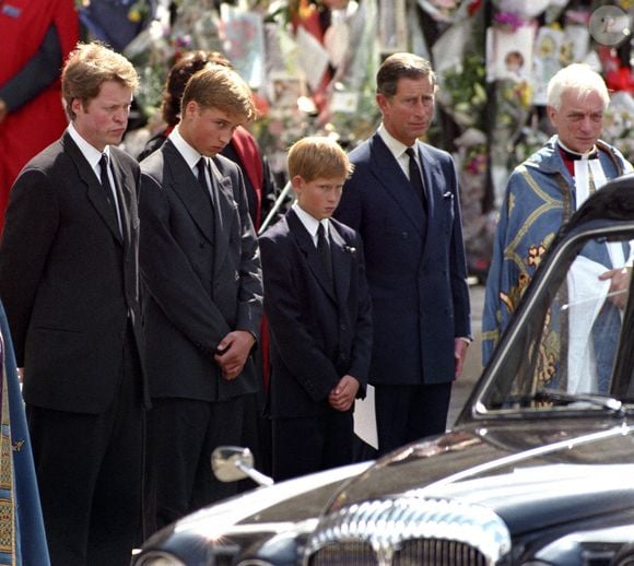 Photo d'archives datée du 6/9/1997 montrant, de gauche à droite, le comte Spencer, le prince William, le prince Harry et le prince de Galles attendant que le corbillard transportant le cercueil de Diana, © Fiona Hanson/PA Wire