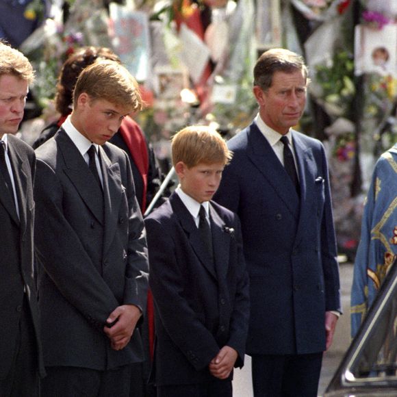 Photo d'archives datée du 6/9/1997 montrant, de gauche à droite, le comte Spencer, le prince William, le prince Harry et le prince de Galles attendant que le corbillard transportant le cercueil de Diana, © Fiona Hanson/PA Wire