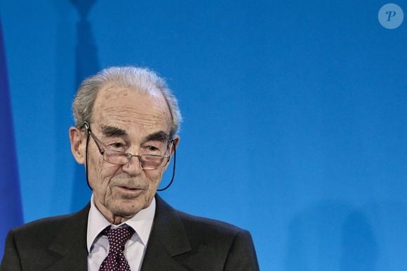 Robert Badinter lors de la remise au premier ministre du rapport de la mission confiée à Robert Badinter sur la réforme du code du travail, à l'hôtel Matignon à Paris, France, le 25 janvier 2016. 

© Stéphane Lemouton/Bestimage