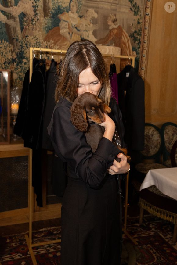 Venue accompagnée de son chien, la journaliste n'a pas pu résister à l'envie de lui faire un gros câlin

Exclusif - Isabelle Ithurburu - Présentation de la nouvelle collection de la marque Oud automne/hiver 2025-2026 dans les salons des restaurants Lafayette à Paris. le 3 février 2025.© Jeremy Melloul / Bestimage