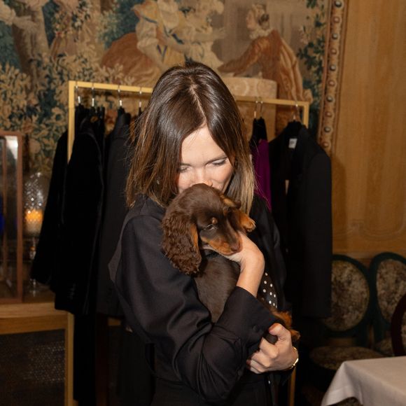Venue accompagnée de son chien, la journaliste n'a pas pu résister à l'envie de lui faire un gros câlin

Exclusif - Isabelle Ithurburu - Présentation de la nouvelle collection de la marque Oud automne/hiver 2025-2026 dans les salons des restaurants Lafayette à Paris. le 3 février 2025.© Jeremy Melloul / Bestimage