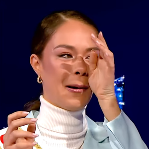 Hinaupoko Devèze a pris la succession d'Angélique Angarni-Filopon au palmarès de l'élection Miss France 

Hinaupoko Devèze a perdu ses moyens en direct sur l'antenne de la chaîne TV5Monde après l'arrivée d'un célèbre humoriste à ses côtés.
Crédit : TV5Monde/YouTube