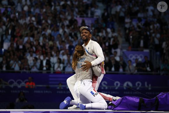 Manon Apithy-Brunet célèbre sa médaille d'or avec son mari Boladé Apithy en finale du sabre pendant les Jeux olympiques de Paris 2024, le 29 juillet 2024. (Credit Image: © Mickael Chavet/ZUMA Press Wire)