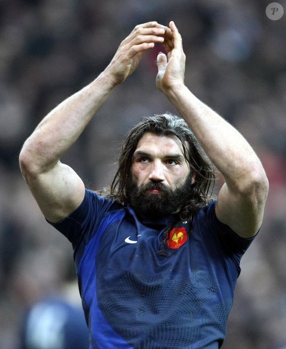 Le Français Sébastien Chabal reconnaît la victoire de son équipe sur le Pays de Galles lors du RBS Six Nations Championship 2009 Rugby Union, France contre Pays de Galles au Stade de France à Saint-Denis, France, le 27 février 2009. Photo by David Jones/PA Photos/Cameleon/ABACAPRESS.COM
