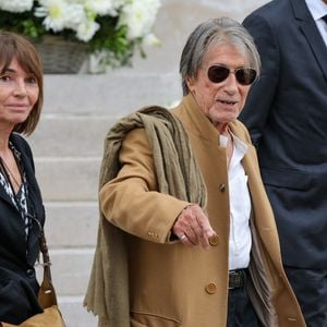 Jacques Dutronc et sa compagne Sylvie Duval - Sortie des obsèques de l'auteure-compositrice-interprète et actrice française Françoise Hardy au crématorium du cimetière du Père-Lachaise à Paris, France, le 20 juin 2024. © Jacovides-Moreau/Bestimage