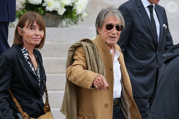 Jacques Dutronc et sa compagne Sylvie Duval - Sortie des obsèques de l'auteure-compositrice-interprète et actrice française Françoise Hardy au crématorium du cimetière du Père-Lachaise à Paris, France, le 20 juin 2024. © Jacovides-Moreau/Bestimage