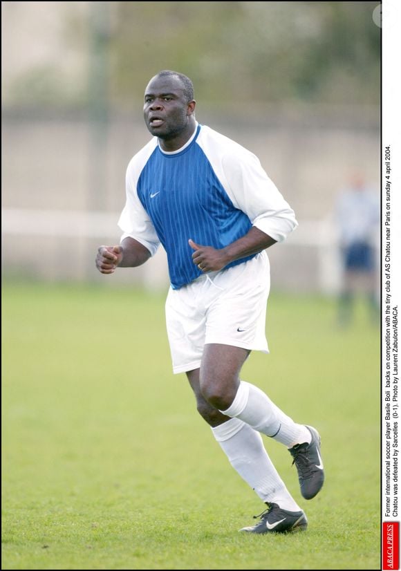 L'ancien footballeur international Basile Boli revient sur la compétition avec le petit club de l'AS Chatou près de Paris le dimanche 4 avril 2004. Chatou a été battu par Sarcelles (0-1). Photo par Laurent Zabulon/ABACA.