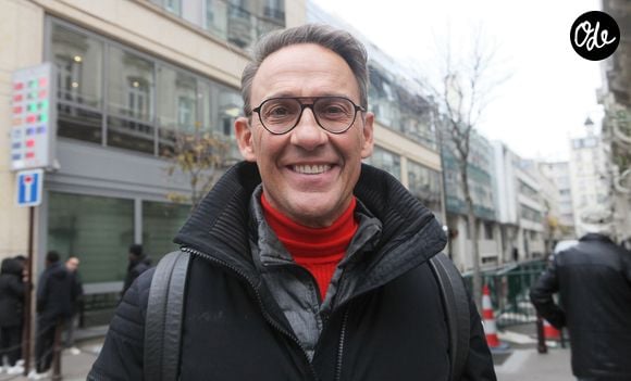 L'animateur a également révélé que son épouse Catherine l'avait beaucoup aidé à organiser sa vie professionnelle et personnelle.

Julien Courbet à la sortie des studios de radio de l'émission "Les Grosses Têtes" à Paris, le 30 novembre 2022.

© Jonathan Rebboah / Panoramic / Bestimage