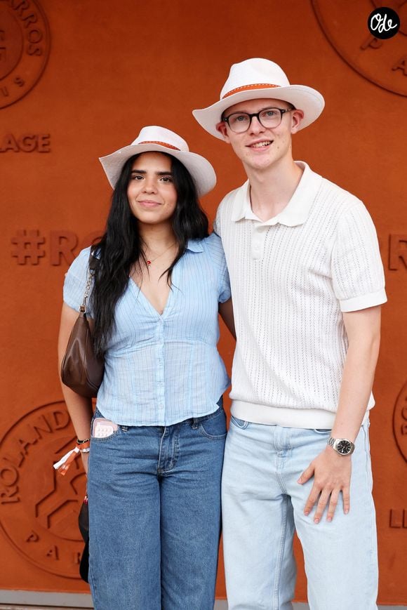 Le cadet fréquente pour sa part une jeune femme prénommée Jessica

Félix Lebrun et sa compagne Jessica - Les célébrités au photocall du village lors des Internationaux de France de Tennis de Roland Garros 2026. Paris, le 31 mai 2026. © Jacovides / Bestimage