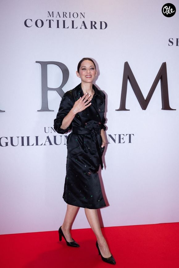L’actrice a raconté avoir vivement réagi lorsqu’une inconnue l’a photographiée sans son autorisation, alors qu’elle se trouvait avec son fils.

Marion Cotillard assiste à la première du film « Karma » au Pathé Palace à Paris, en France, le 13 octobre 2026. Photo : Shana Abitbol/ABACAPRESS.COM