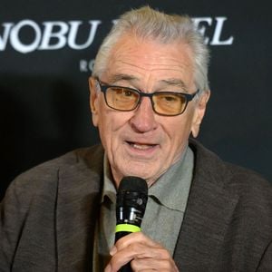 Il pratique également le sport plusieurs fois par semaine avec son coach James Brady, en travaillant notamment le cardio et le renforcement musculaire.

Robert De Niro lors de l'inauguration de l'hôtel Nobu de la Via Veneto à Rome, le 6 novembre 2025.