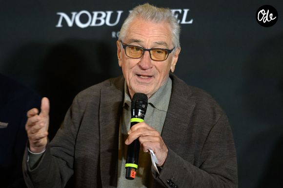 Il pratique également le sport plusieurs fois par semaine avec son coach James Brady, en travaillant notamment le cardio et le renforcement musculaire.

Robert De Niro lors de l'inauguration de l'hôtel Nobu de la Via Veneto à Rome, le 6 novembre 2025.
