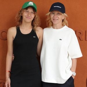 A noter que Sylvie Testud est mère de deux enfants et évoque également sa patience et ses expériences en tant que parent
Sylvie Testud et sa fille Esther - Célébrités au village des Internationaux de France de tennis de Roland Garros 2024 à Paris le 7 juin 2024. © Jacovides-Moreau/Bestimage