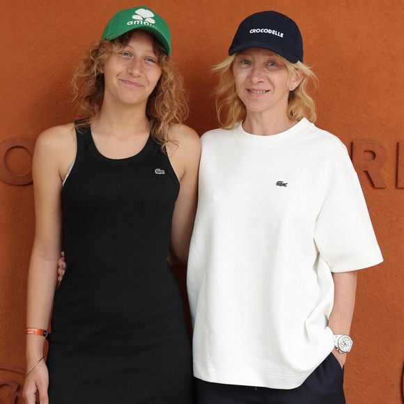 A noter que Sylvie Testud est mère de deux enfants et évoque également sa patience et ses expériences en tant que parent 

Sylvie Testud et sa fille Esther - Célébrités au village des Internationaux de France de tennis de Roland Garros 2024 à Paris le 7 juin 2024.  © Jacovides-Moreau/Bestimage