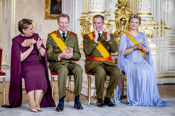 C'est le prince Guillaume qui devient le nouveau Grand-Duc. 

Grand-duc Henri de Luxembourg, grande-duchesse Maria Teresa de Luxembourg, prince Guillaume (héritier du trône de Luxembourg), Stéphanie de Lannoy (future grande-duchesse de Luxembourg) : cérémonie d'adieu au Palais Grand-Ducal dans le cadre des festivités marquant le changement de souverain au Luxembourg. Premier jour des célébrations à Luxembourg. Photo : Dana Press / Bestimage