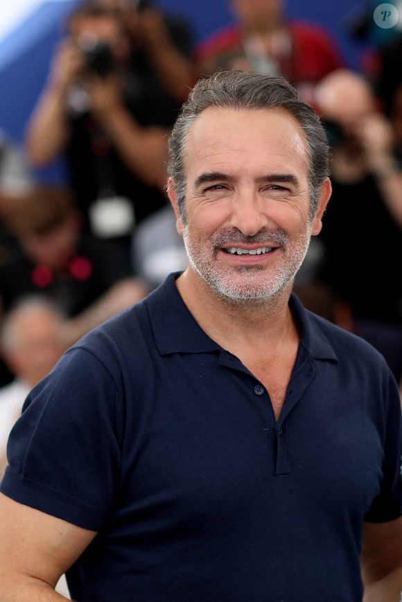 Jean Dujardin au photocall du film "Novembre" lors du 75ème Festival International du Film de Cannes, France, le 23 mai 2022. © Dominique Jacovides/Bestimage