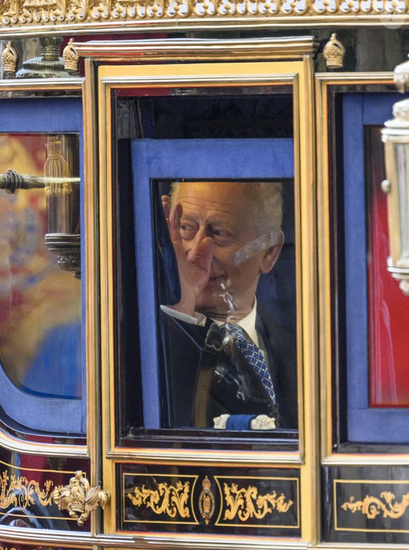 Le roi Charles se déplace en voiture sur le Mall lors de la visite d'État de l'émir du Qatar, le cheikh Tamim bin Hamad Al-Thani, le mardi 3 décembre 2024.