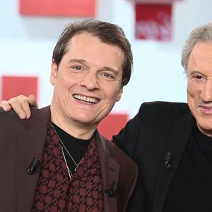 Bénabar et Michel Drucker lors de l'enregistrement de l'émission "Vivement dimanche" au studio Rive Gauche, présentée par M. Drucker avec une diffusion sur France 3 le 1er février 2026. 

Photo de Guillaume Gaffiot/Bestimage
