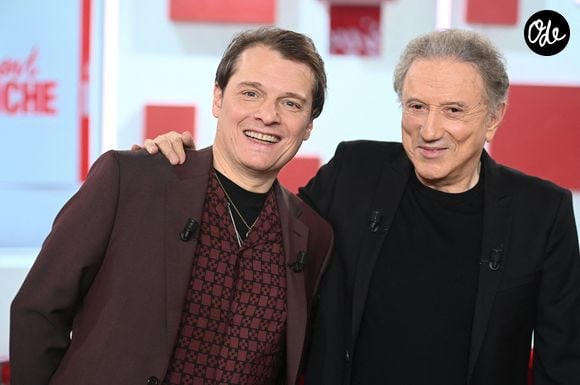 Bénabar et Michel Drucker lors de l'enregistrement de l'émission "Vivement dimanche" au studio Rive Gauche, présentée par M. Drucker avec une diffusion sur France 3 le 1er février 2026. 

Photo de Guillaume Gaffiot/Bestimage