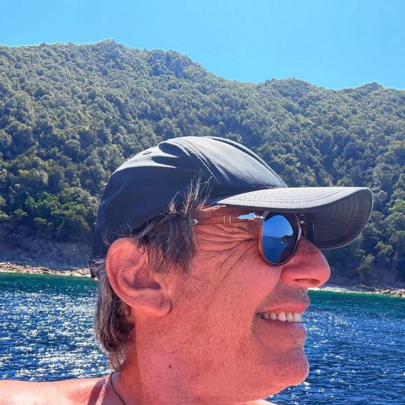 Le présentateur détient en effet une belle maison en Corse, dans la commune de Coti-Chiavari.

Jean-Luc Reichmann a partagé une photo de lui en vacances sur Instagram.