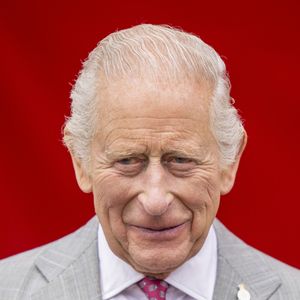 Le roi Charles III d'Angleterre et Camilla Parker Bowles, reine consort d'Angleterre, arrivent en calèche pour leur visite au Flower Show 2025 de Sandringham, Royaume Uni, le 23 juillet 2025. © GoffPhotos/Bestimage