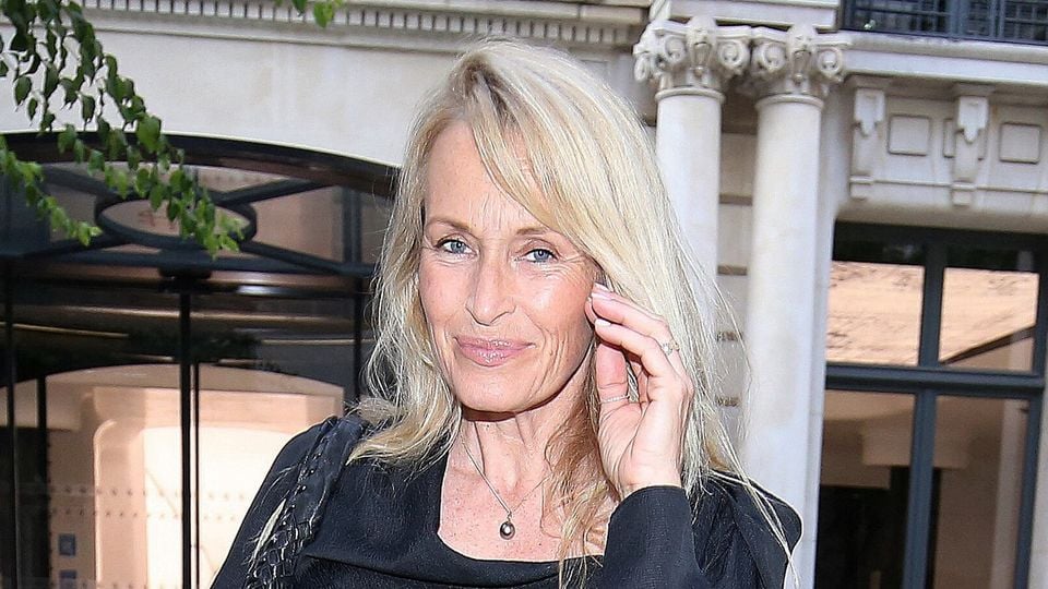 Absente des obsèques de Nathalie Baye, Estelle Lefébure a eu un joli geste