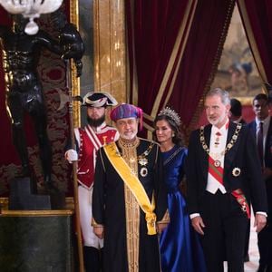 Ce n'est pas la première fois que Letizia d'Espagne porte ce magnifique accessoire.

Le roi Felipe VI d'Espagne et la reine Letizia lors de la cérémonie d'accueil du sultan d'Oman Haïtham ben Tariq à Madrid le 4 novembre 2025. Photo par Cordon / Bestimage