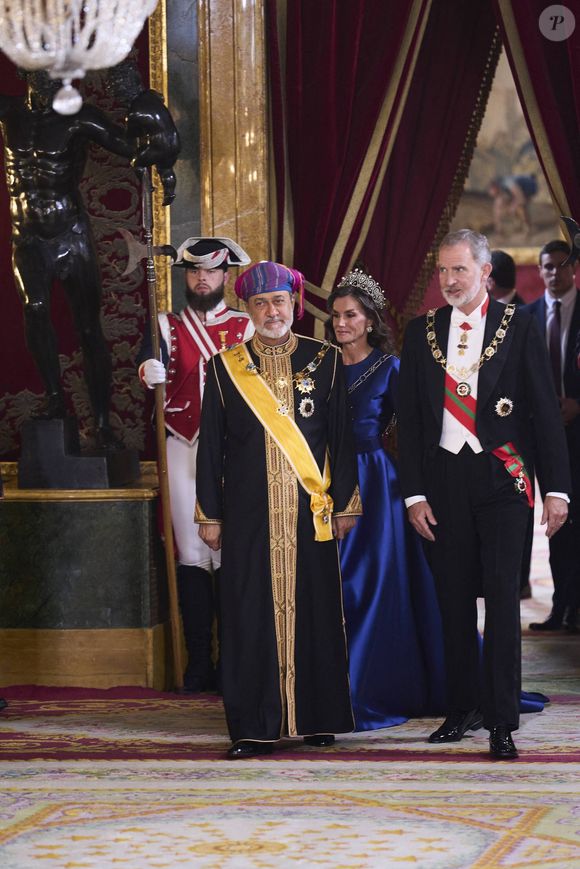 Ce n'est pas la première fois que Letizia d'Espagne porte ce magnifique accessoire.

Le roi Felipe VI d'Espagne et la reine Letizia lors de la cérémonie d'accueil du sultan d'Oman Haïtham ben Tariq à Madrid le 4 novembre 2025. Photo par Cordon / Bestimage