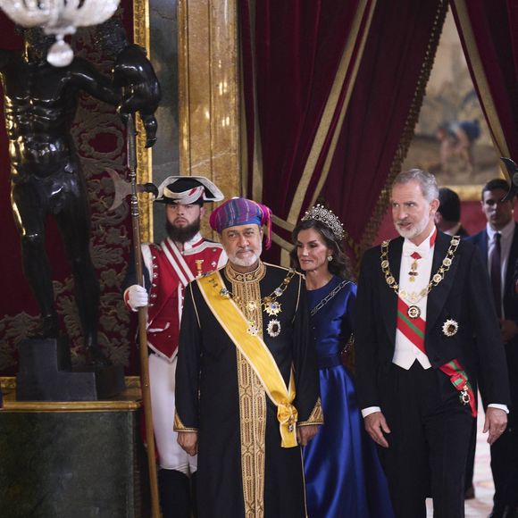 Ce n'est pas la première fois que Letizia d'Espagne porte ce magnifique accessoire.

Le roi Felipe VI d'Espagne et la reine Letizia lors de la cérémonie d'accueil du sultan d'Oman Haïtham ben Tariq à Madrid le 4 novembre 2025. Photo par Cordon / Bestimage
