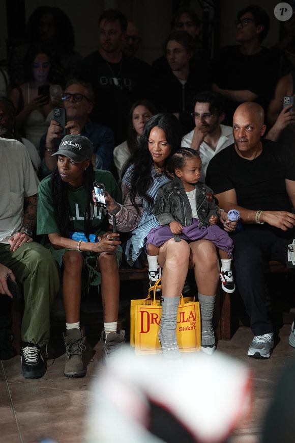 Rihanna en Front Row du défilé AWGE "Collection Homme Prêt-à-Porter Printemps/Eté 2026" lors de la Fashion Week de Paris (PFW) Backgrid UK/ Bestimage