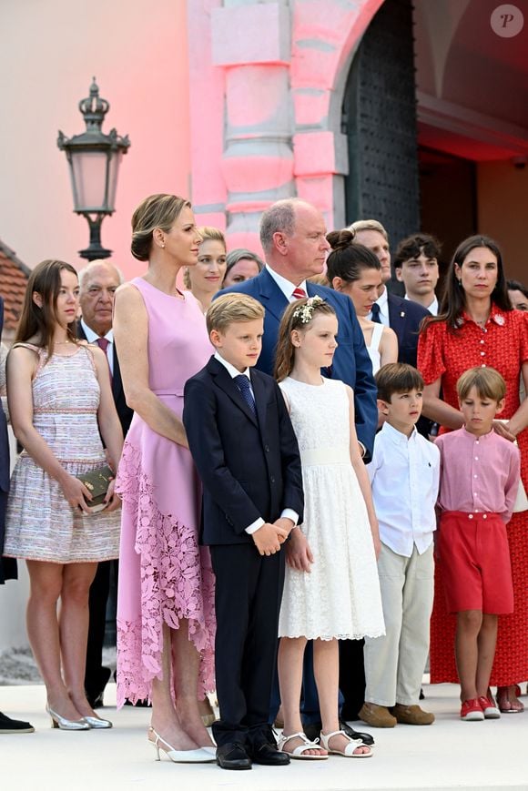 No Tabloïds - La princesse Alexandra de Hanovre, la princesse Charlene de Monaco, Beatrice Borromeo, le prince héréditaire Jacques, la princesse Gabriella et le prince Albert II de Monaco Charlotte Casiraghi, Balthazar Casiraghi-Rassam, Tatiana Santo Domingo et Maximilian Casiraghi - Célébration des 20 ans de règne du prince souverain Albert II de Monaco sur la place du Palais à Monaco, le 19 juillet 2025. © Bruno Bebert/Bestimage