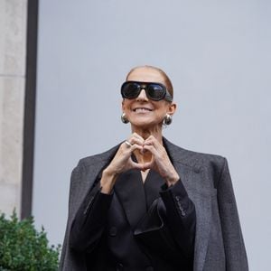 Très proche de ses enfants, Céline Dion a déjà expliqué qu’ils représentaient une véritable force dans les moments difficiles.
Céline Dion a été aperçue en train de quitter son hôtel pour se rendre à son concert à Paris, en France, le 16 septembre 2026. Photo : Splash News/ABACAPRESS.COM