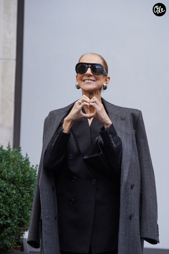 Très proche de ses enfants, Céline Dion a déjà expliqué qu’ils représentaient une véritable force dans les moments difficiles. 

Céline Dion a été aperçue en train de quitter son hôtel pour se rendre à son concert à Paris, en France, le 16 septembre 2026. Photo : Splash News/ABACAPRESS.COM