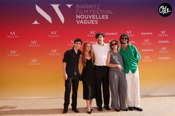 Equipe du film "Adieu monde cruel" du réalisateur Félix de Givry au Théâtre de la Gare du Midi lors de la Cérémonie d'ouverture du Festival international du film de Biarritz - Nouvelles Vagues 2026, le 23 juin 2026. Milo Machado-Graner, Jane Beever, le réalisteur Félix de Givry, la productrice Manon Messiant et Tara-Jay Bangalter. © Jean-Marc Lhomer / Bestimage