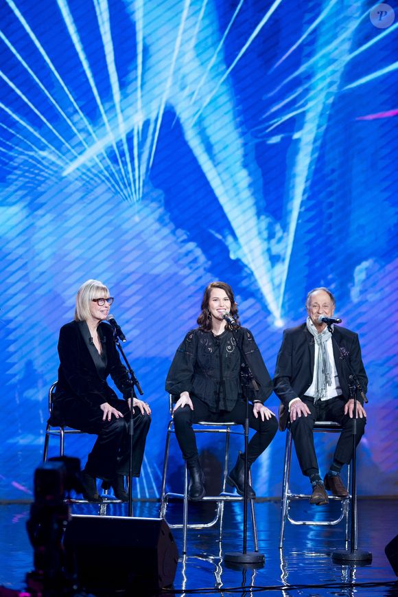 Exclusif - Chantal Ladesou, Michel Ansault et Clemence Ansault lors de l'enregistrement de l'émission "Famille je vous aime" présentée par M.Drucker et qui sera diffusée le 29 décembre sur France 3, au studio Rive gauche, à Paris, France, le 2 décembre 2025. © Gaffiot-Perusseau/Bestimage