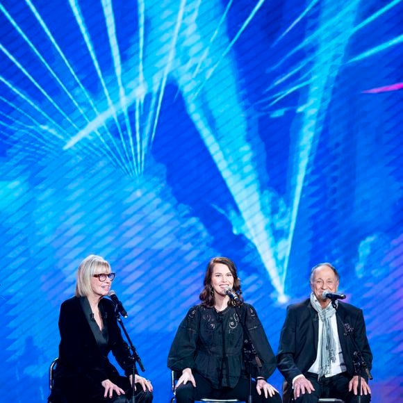 Exclusif - Chantal Ladesou, Michel Ansault et Clemence Ansault lors de l'enregistrement de l'émission "Famille je vous aime" présentée par M.Drucker et qui sera diffusée le 29 décembre sur France 3, au studio Rive gauche, à Paris, France, le 2 décembre 2025. © Gaffiot-Perusseau/Bestimage