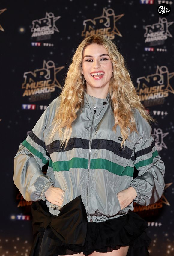 Adèle Castillon remporte le prix de la Chanson francophone avec « Été avec toi ». Helena est récompensée pour ses concerts.

Adele Castillon - Photocall de la 28ème édition des NRJ Music Awards 2026 au palais des festivals et des congrès de Cannes, le 23 octobre 2026. © Dominique Jacovides / Bestimage