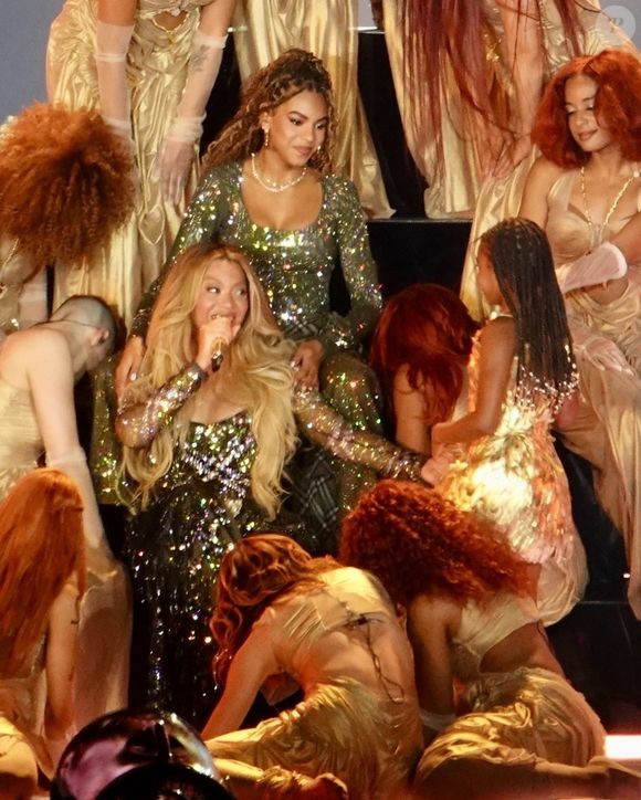 Sa grande sœur, elle, est déjà une habituée des scènes de sa chère maman, et a fait une nouvelle fois sensation à Los Angeles et sur les réseaux sociaux.

Beyonce Knowles en concert à Los Angeles dans le cadre de sa tournée "Cowboy Carter" le 28 avril 2025. Beyonce a fait monter sur scène ses filles Blue Ivy et Rumi Carter. Backgrid USA / Bestimage