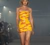 Cette grande étape a eu lieu lors du 30e anniversaire de Gigi Hadid qui s'est déroulé au Saks Fifth Avenue à N.Y.C. et au restaurant Chalet le vendredi 25 avril 2025.
Gigi Hadid vêtue de chatterton DHL - Défilé "Vetements" printemps/été 2025 lors de la Fashion Week de Paris (PFW) le 27 septembre 2024. (Agence / Bestimage).