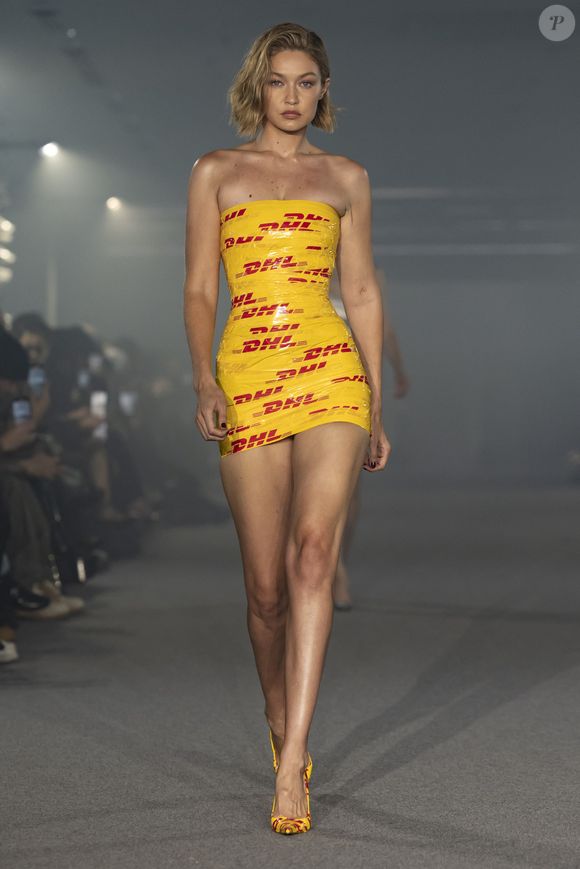 Cette grande étape a eu lieu lors du 30e anniversaire de Gigi Hadid qui s'est déroulé au Saks Fifth Avenue à N.Y.C. et au restaurant Chalet le vendredi 25 avril 2025.

Gigi Hadid vêtue de chatterton DHL - Défilé "Vetements" printemps/été 2025 lors de la Fashion Week de Paris (PFW) le 27 septembre 2024. (Agence / Bestimage).