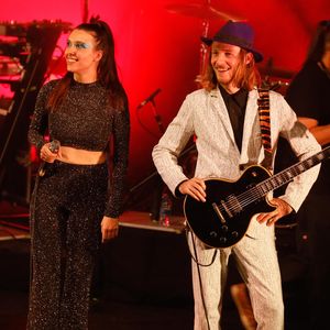 Dans une sobre story publiée sur fond noir, le musicien a simplement écrit : « Les amis, j'annule les concerts de ce week-end ».

Exclusif - Simone Ringer, Raoul Chichin (fille et fils de Catherine Ringer) - Concert du groupe "Minuit" à la Cigale à Paris, le 20 novembre 2018 © CVS/Bestimage