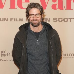 Tom Leeb a aussi confié qu’avec sa compagne, ils ne tirent pas toujours la chasse d’eau après avoir uriné.

Tom Leeb - Avant-première du film "Ma Mère, Dieu et Sylvie Vartan" au cinéma Pathé Palace à Paris le 17 mars 2025. © Coadic Guirec/Bestimage