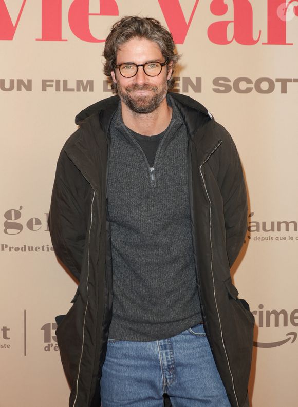 Tom Leeb a aussi confié qu’avec sa compagne, ils ne tirent pas toujours la chasse d’eau après avoir uriné.

Tom Leeb - Avant-première du film "Ma Mère, Dieu et Sylvie Vartan" au cinéma Pathé Palace à Paris le 17 mars 2025. © Coadic Guirec/Bestimage