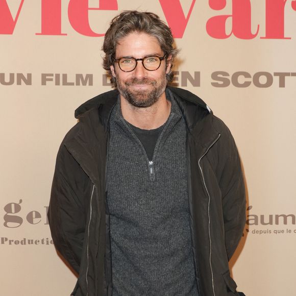 Tom Leeb a aussi confié qu’avec sa compagne, ils ne tirent pas toujours la chasse d’eau après avoir uriné.

Tom Leeb - Avant-première du film "Ma Mère, Dieu et Sylvie Vartan" au cinéma Pathé Palace à Paris le 17 mars 2025. © Coadic Guirec/Bestimage