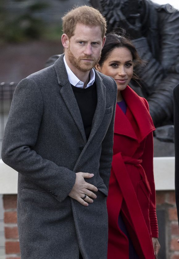 La série, qui montre des aspects intimes de la vie familiale des Sussex, a été tournée près de leur maison et est disponible depuis ce matin.

Le prince Harry, duc de Sussex,  et Meghan Markle, duchesse de Sussex (enceinte)  lors d'une visite à Birkenhead le 14 janvier 2019. Ils passent à Hamilton square devant la sculpture du poète Wilfred Owen à l'occasion du centenaire de sa mort. AGENCE / BESTIMAGE