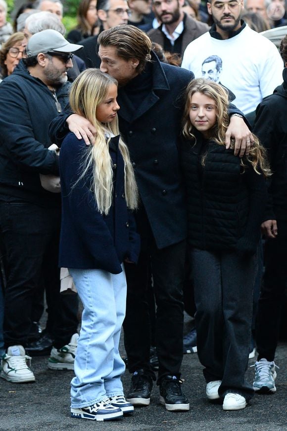 Giulia Sarkozy, Jean Sarkozy, Lola Sarkozy - Le clan Sarkozy à la sortie du domicile de Nicolas Sarkozy domicile parisien avant son incarcération à la prison de La Santé à Paris, France, le 21 octobre 2025. Nicolas Sarkozy purgera une peine de cinq ans de prison après avoir été reconnu coupable d'association de malfaiteurs en lien avec un projet de financement de la campagne électorale de 2007 de l'ancien dictateur libyen Mouammar Kadhafi. Nicolas Sarkozy, qui a connu de nombreux ennuis judiciaires depuis sa défaite à la réélection en 2012, sera incarcéré le 21 octobre 2025 pour un projet visant à obtenir des fonds libyens pour sa campagne présidentielle victorieuse de 2007, devenant ainsi le premier ancien dirigeant d'un pays de l'Union européenne à purger une peine de prison. L'ancien dirigeant français a fait appel du verdict et dénoncé une "injustice". © Bestimage