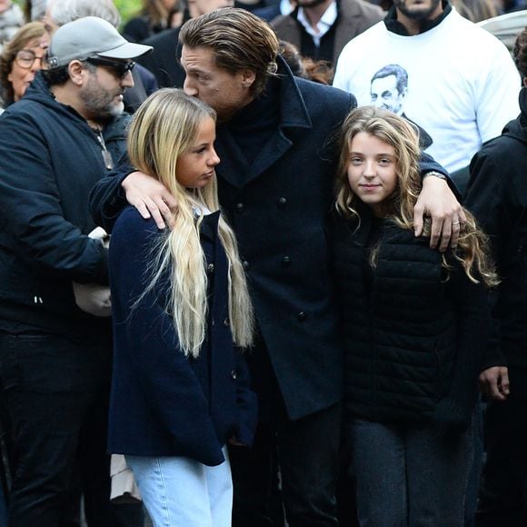 Giulia Sarkozy, Jean Sarkozy, Lola Sarkozy - Le clan Sarkozy à la sortie du domicile de Nicolas Sarkozy domicile parisien avant son incarcération à la prison de La Santé à Paris, France, le 21 octobre 2025. Nicolas Sarkozy purgera une peine de cinq ans de prison après avoir été reconnu coupable d'association de malfaiteurs en lien avec un projet de financement de la campagne électorale de 2007 de l'ancien dictateur libyen Mouammar Kadhafi. Nicolas Sarkozy, qui a connu de nombreux ennuis judiciaires depuis sa défaite à la réélection en 2012, sera incarcéré le 21 octobre 2025 pour un projet visant à obtenir des fonds libyens pour sa campagne présidentielle victorieuse de 2007, devenant ainsi le premier ancien dirigeant d'un pays de l'Union européenne à purger une peine de prison. L'ancien dirigeant français a fait appel du verdict et dénoncé une "injustice". © Bestimage