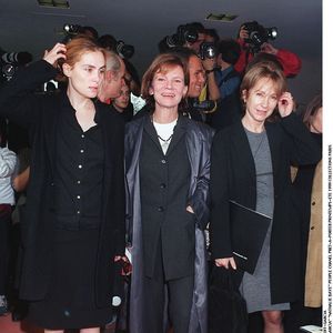 Emmanuelle Seigner, Nicole Garcia, Nathalie Baye, people, défilé de mode Chanel collection prêt-à-porter printemps-été 1999 à Paris.
RINDOFF-GARCIA / BESTIMAGE